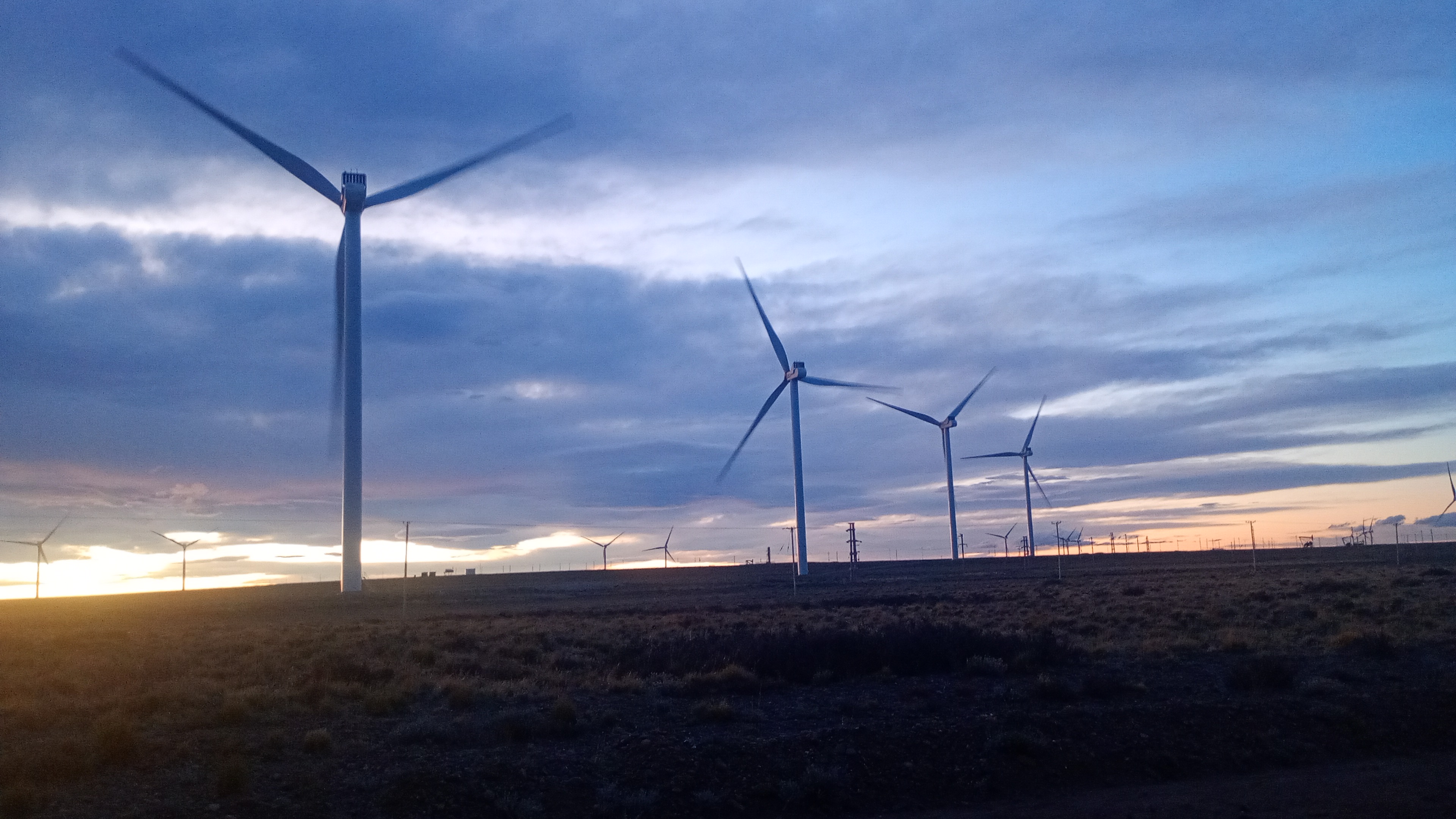 Instalación de equipos de climatización en la Patagonia al atardecer